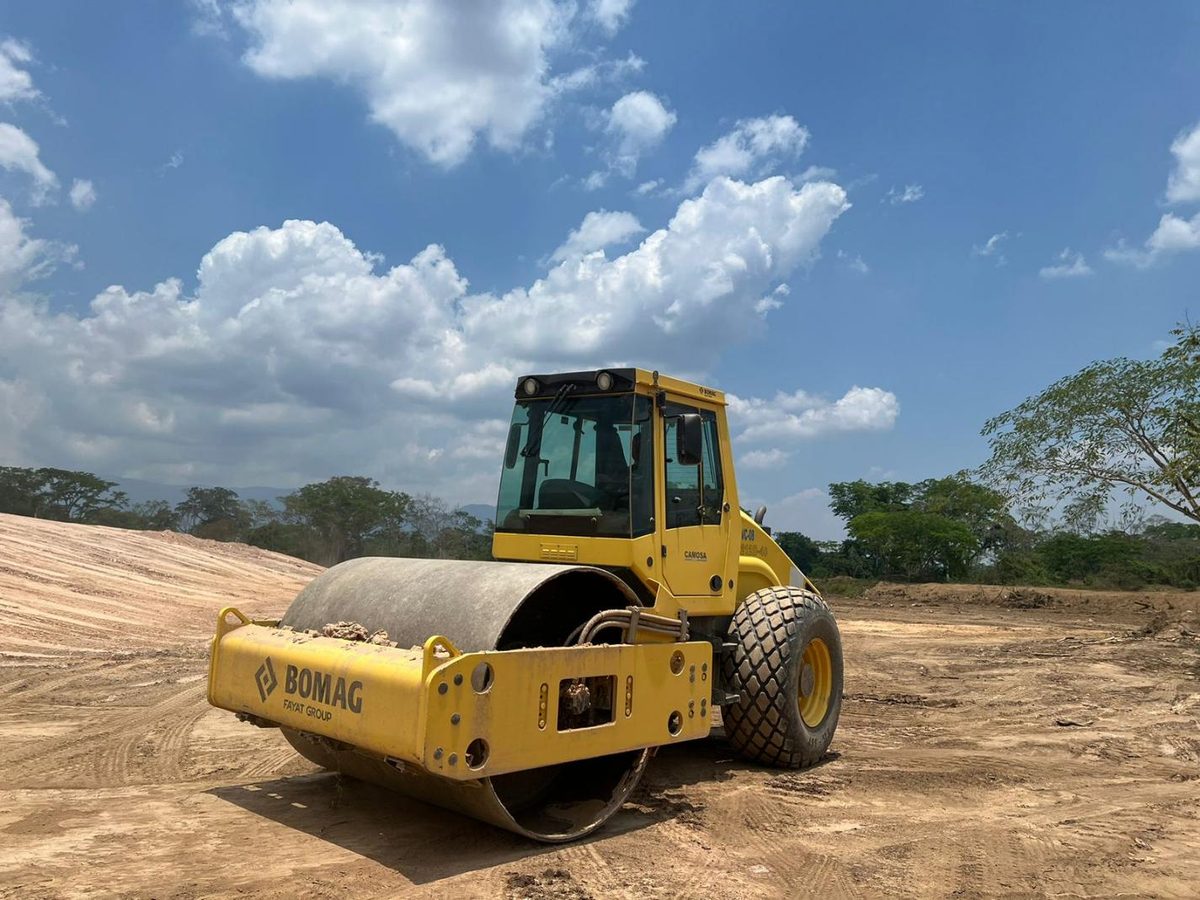 Vibrocompactador BOMAG de 11 toneladas