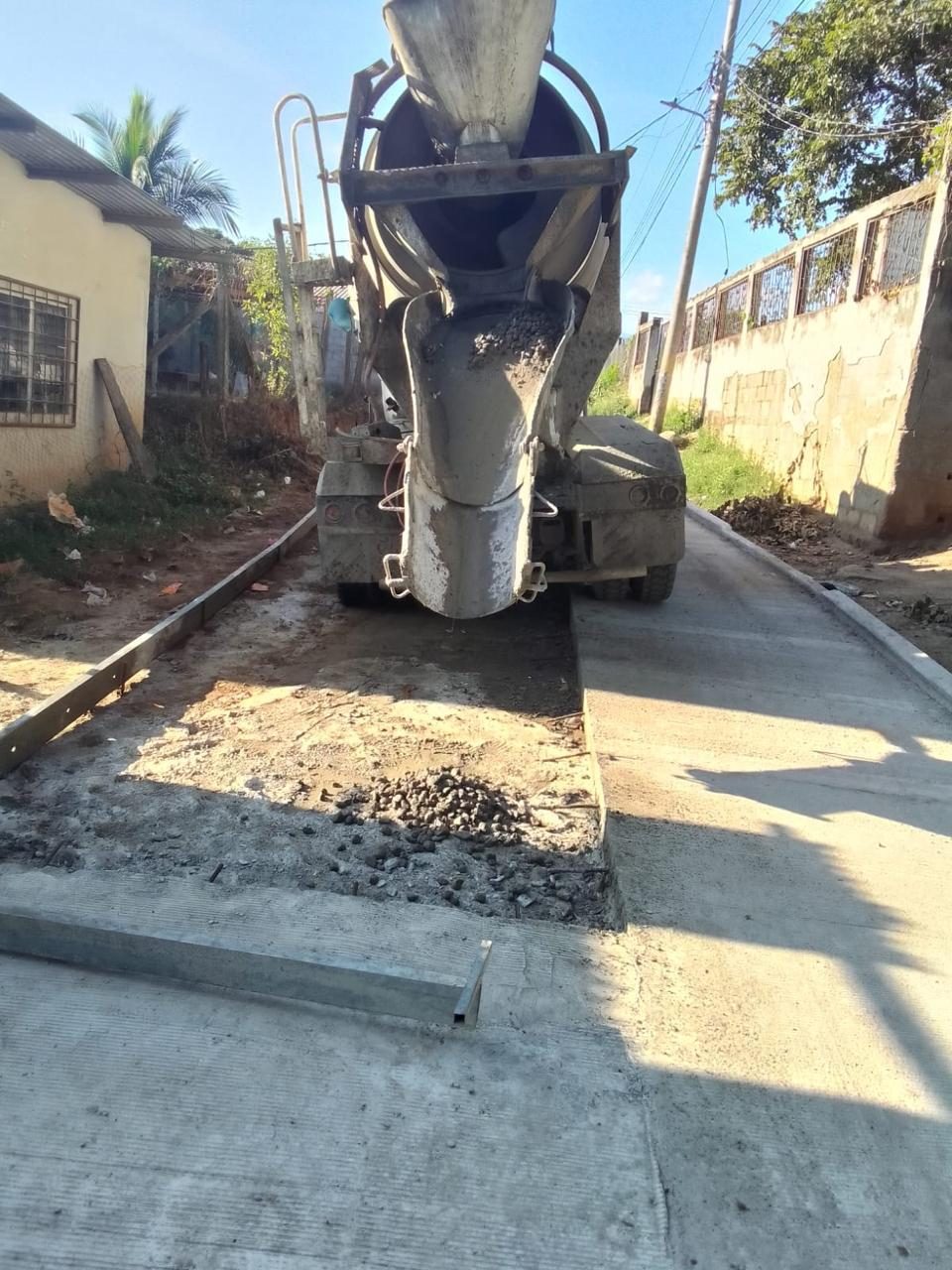 Colado de calle de concreto con camión mezclador