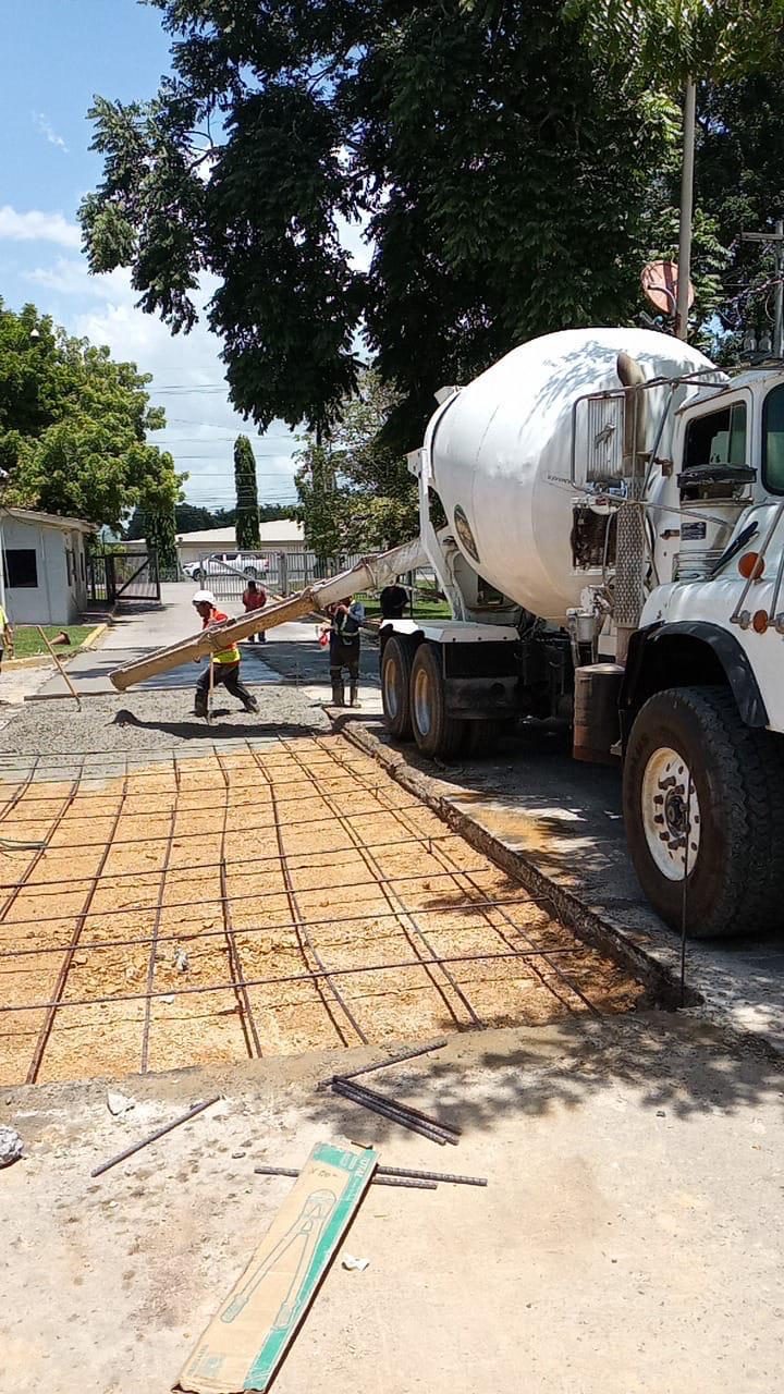 Colado de concreto en acceso con camión mezclador