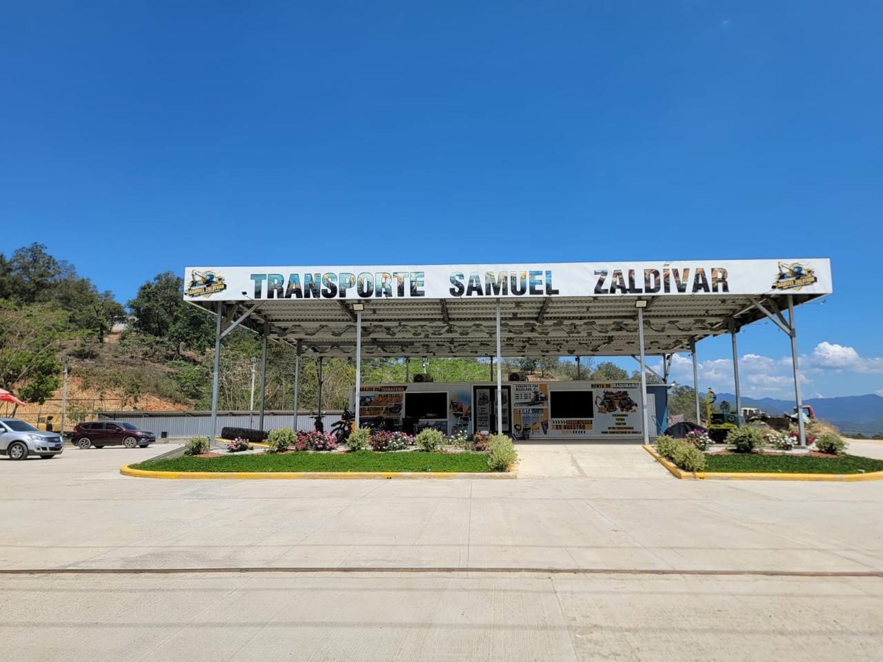 Instalaciones de Transporte Samuel Zaldívar sobre la carretera